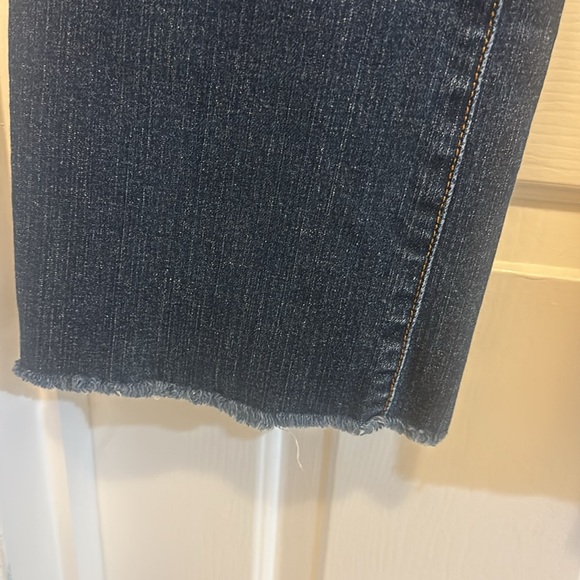 Lucky Brand Ladies Jeans - Size 27 Regular, Good Condition. - Picture 3 of 10